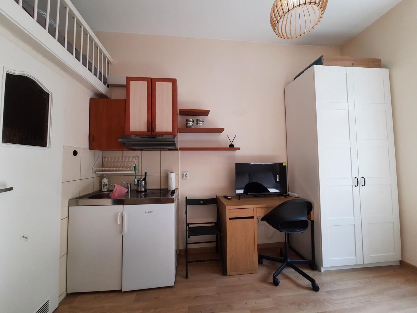 Wnętrze lokalu z oknem, szafą i antresolą