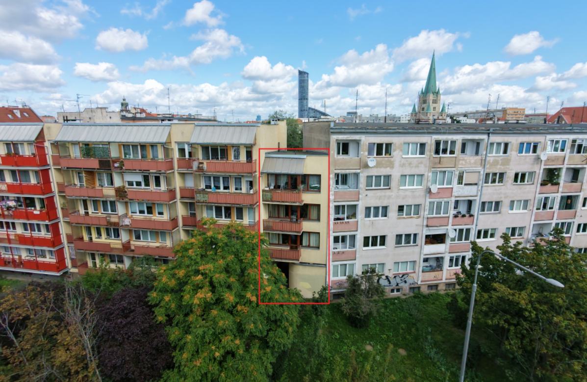 Budynek przy al. Wiśniowej na Krzykach, widok z zewnątrz