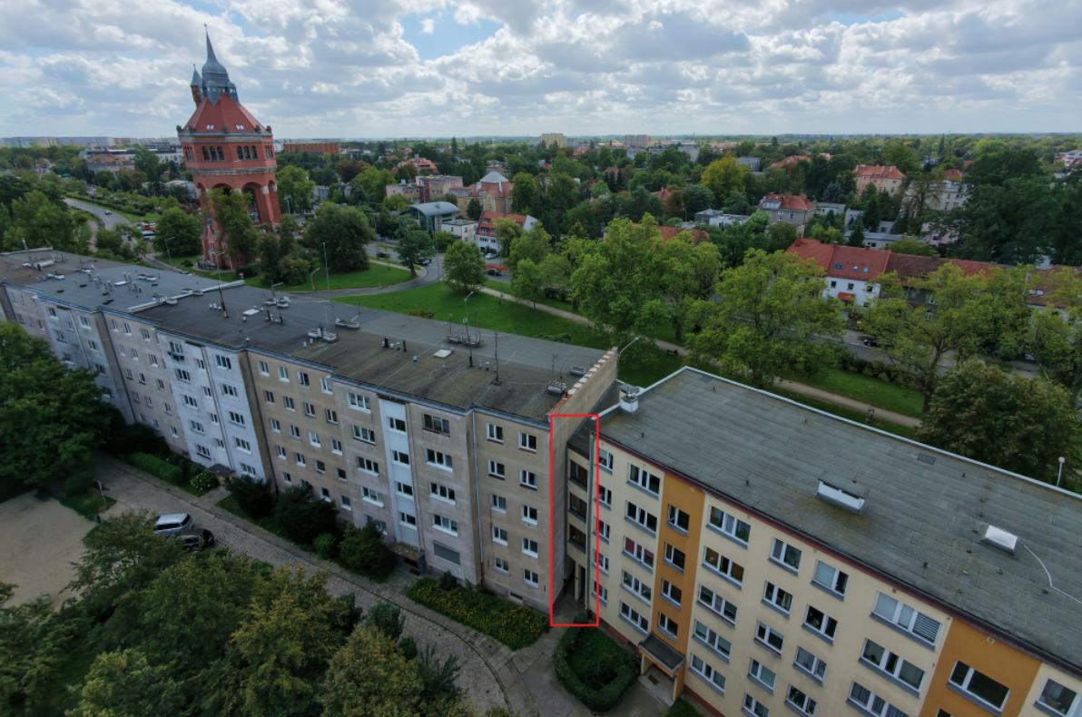 Budynek przy al. Wiśniowej, widok z lotu ptaka