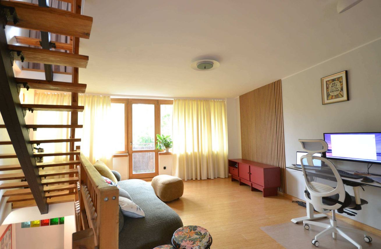 Salon w mieszkaniu przy al. Wiśniowej, wyjście na balkon